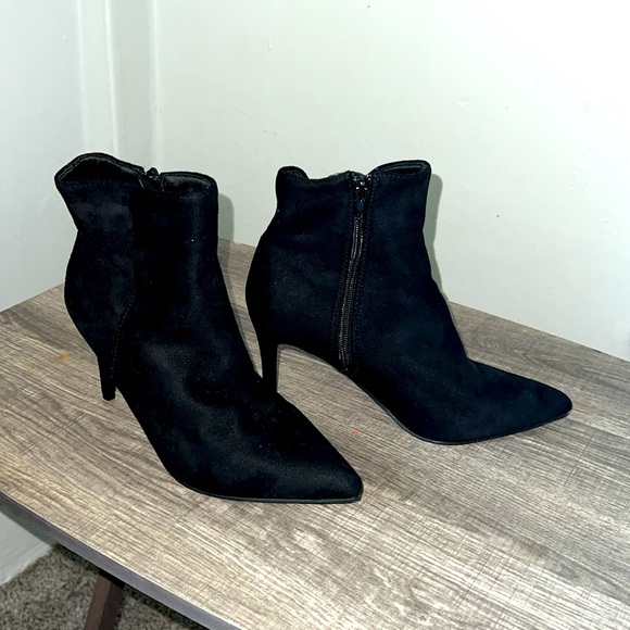 Rouge  Ready faux suede black booties, black size 9 zipper side 3 inch heel - Picture 3 of 8